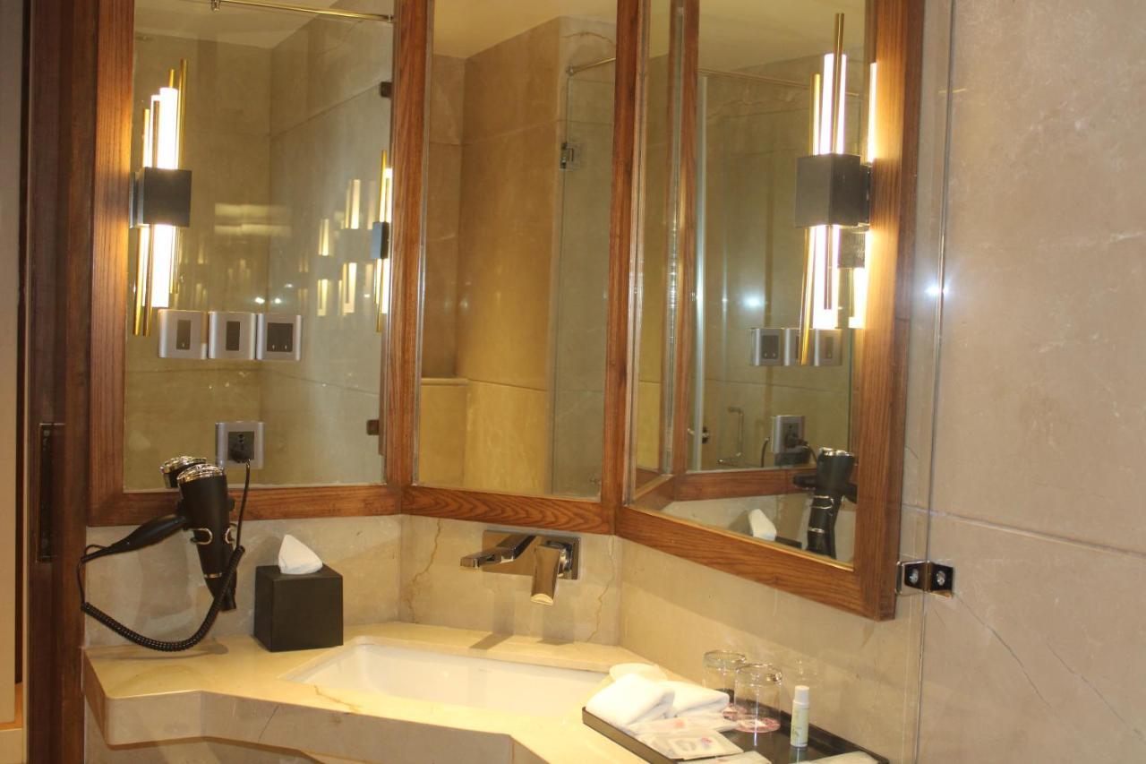 Planet Hollywood Thane Εξωτερικό φωτογραφία